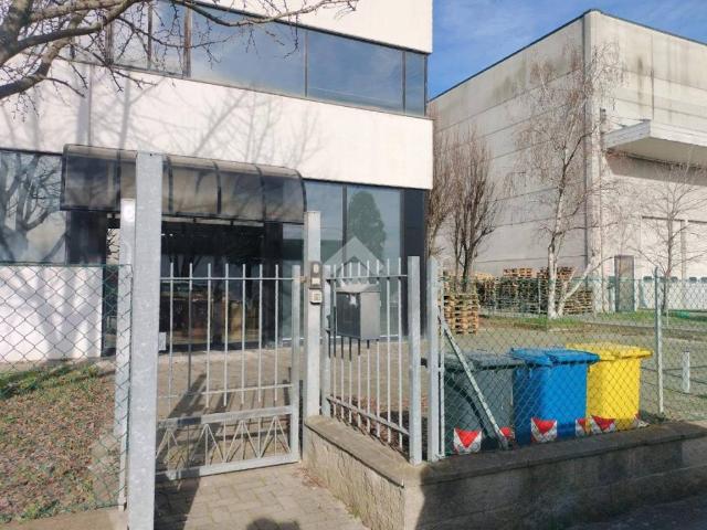 Locale Commerciale in vendita a Unione di Comuni della Romagna Forlivese, Quattro