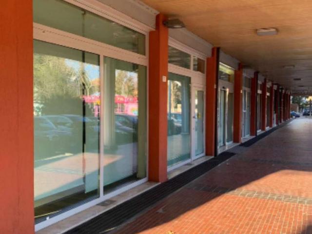 Locale Commerciale in vendita a Quartiere Spazzoli Campo di Marte Benefattori, Forlì