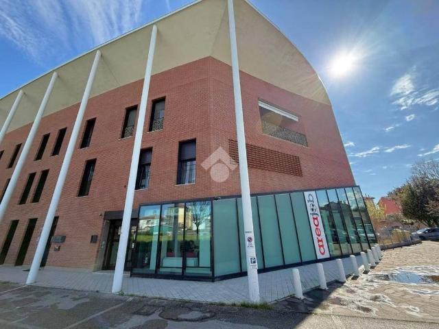 Locale Commerciale in vendita a Unione di Comuni della Romagna Forlivese, Quattro