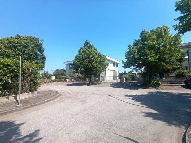 Locale Commerciale in vendita a Unione di Comuni della Romagna Forlivese, Quattro