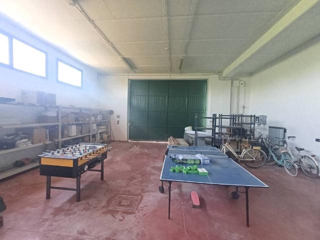 Locale Commerciale in vendita a Schiavonia - San Biagio, Forlì