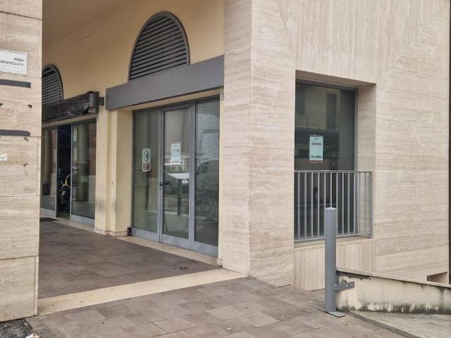 Locale Commerciale in vendita a Unione di Comuni della Romagna Forlivese, Quattro