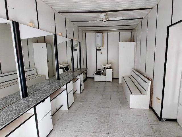 Locale Commerciale in vendita a Schiavonia - San Biagio, Forlì