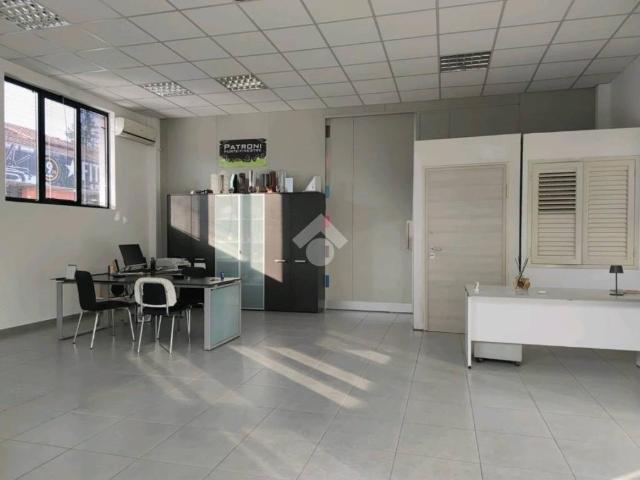 Locale Commerciale in vendita a Unione di Comuni della Romagna Forlivese, Quattro