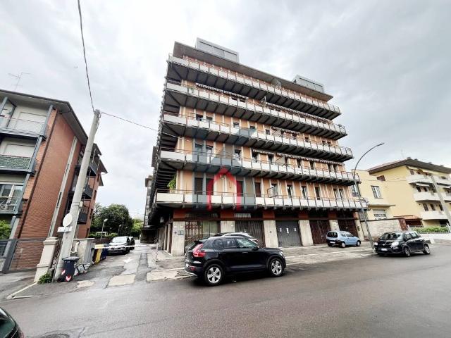 Locale Commerciale in vendita a Quartiere Spazzoli Campo di Marte Benefattori, Forlì