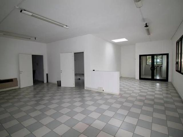 Locale Commerciale in vendita a Unione di Comuni della Romagna Forlivese, Quattro