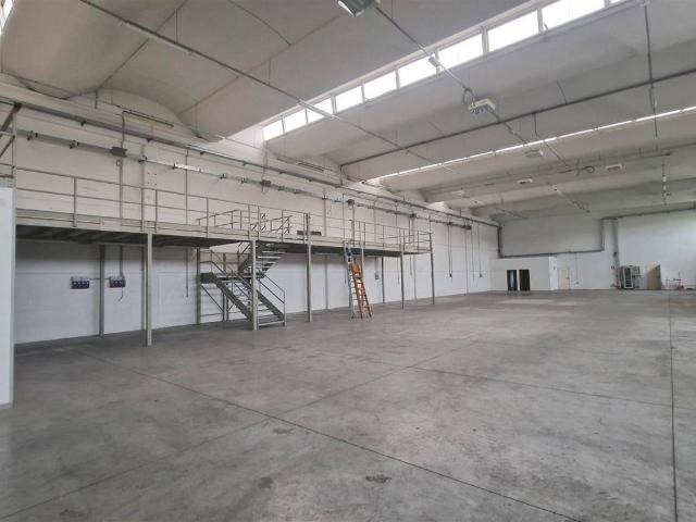 Locale Commerciale in vendita a Unione di Comuni della Romagna Forlivese, Quattro
