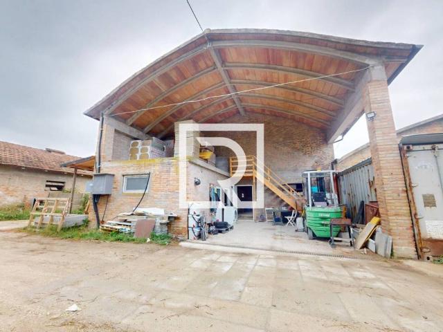 Locale Commerciale in vendita a Unione di Comuni della Romagna Forlivese, Quattro