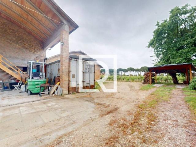 Locale Commerciale in vendita a Unione di Comuni della Romagna Forlivese, Quattro