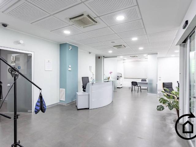 Locale Commerciale in vendita a Unione di Comuni della Romagna Forlivese, Quattro
