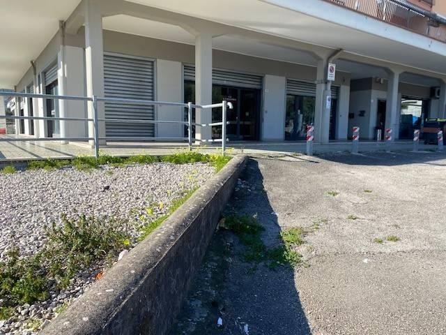 Locale Commerciale in vendita a Formia, Lazio