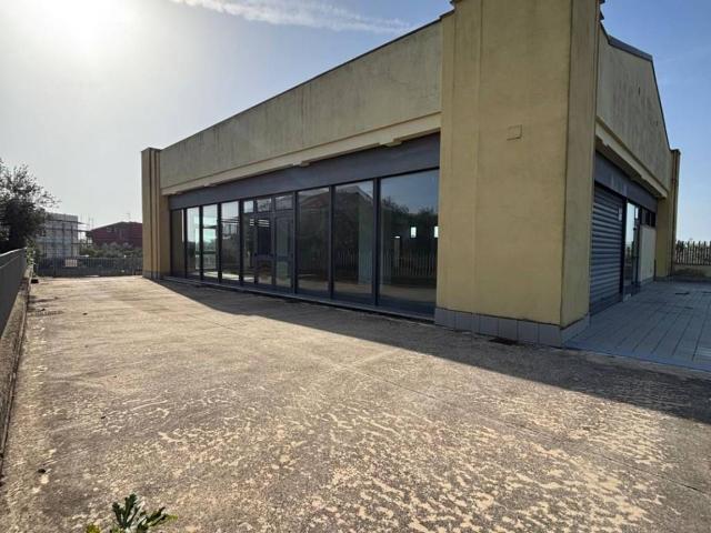 Locale Commerciale in vendita a Gianola, Formia