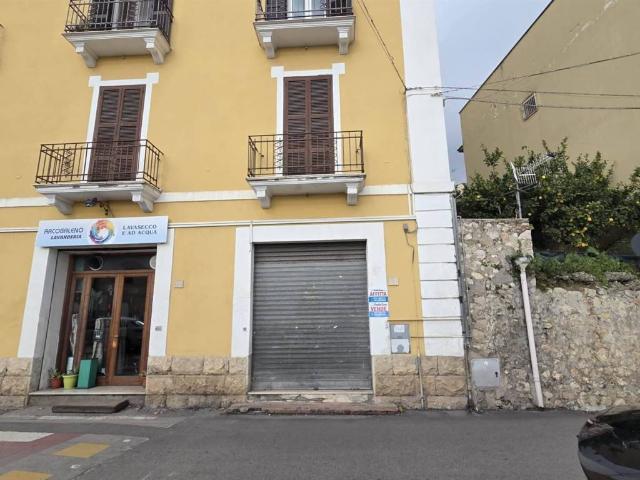 Locale Commerciale in vendita a Formia, Lazio