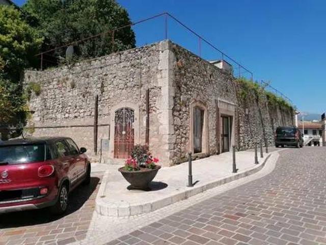 Locale Commerciale in vendita a Fornelli, Molise