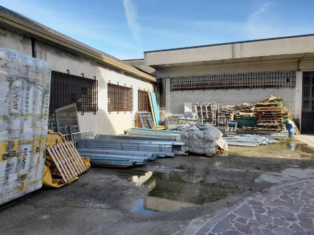 Locale Commerciale in vendita a Fornovo San Giovanni, Lombardia