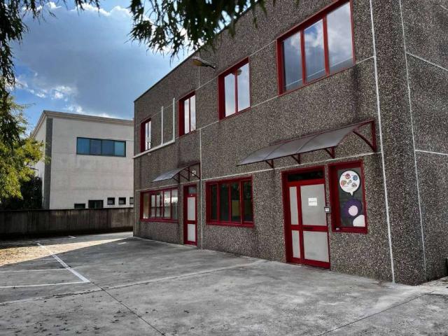 Locale Commerciale in vendita a Fornovo San Giovanni, Lombardia