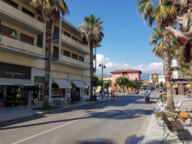 Locale Commerciale in vendita a Roma Imperiale, Forte Dei Marmi