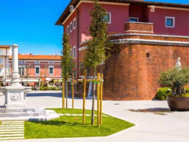 Locale Commerciale in vendita a Roma Imperiale, Forte Dei Marmi