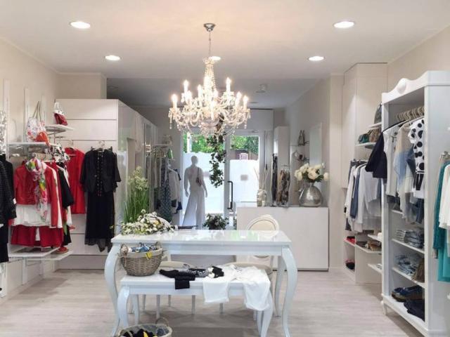Locale Commerciale in vendita a Roma Imperiale, Forte Dei Marmi