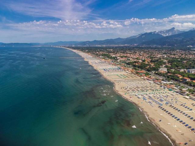 Locale Commerciale in vendita a Vittoria Apuana, Forte Dei Marmi