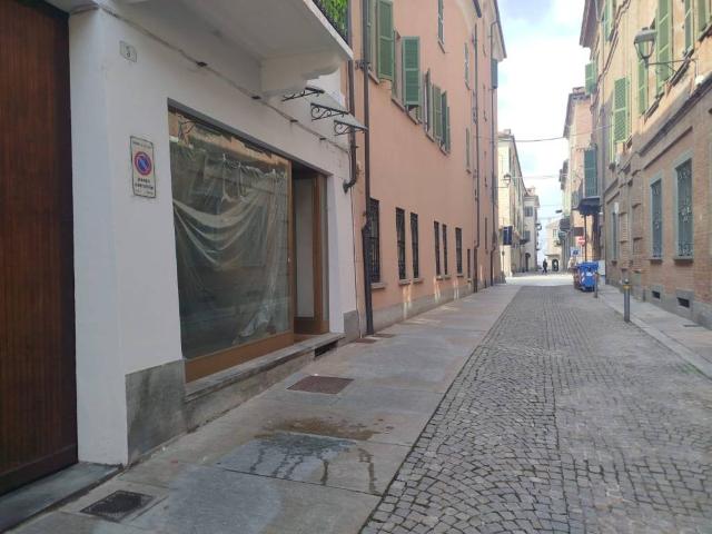 Locale Commerciale in vendita a centro storico, Fossano