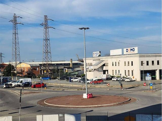Locale Commerciale in vendita a Piemonte, Cuneo