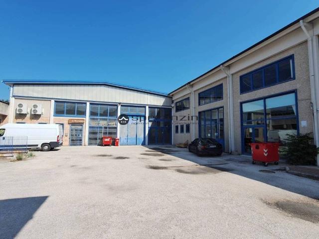 Locale Commerciale in vendita a Marche, Pesaro E Urbino