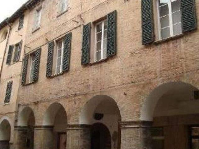 Locale Commerciale in vendita a Centro Storico, Marche