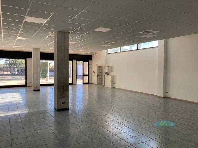 Locale Commerciale in vendita a Puglia, Brindisi