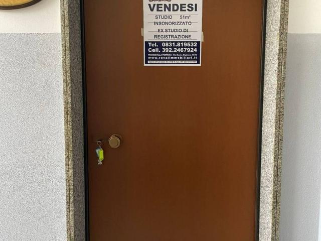 Locale Commerciale in vendita a Puglia, Brindisi