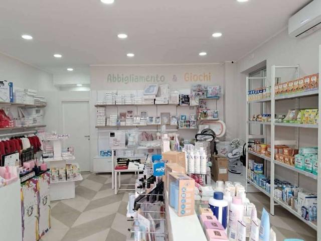 Locale Commerciale in vendita a Francolise, Campania