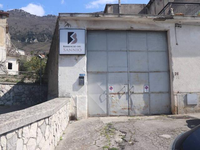 Locale Commerciale in vendita a Frasso Telesino, Campania