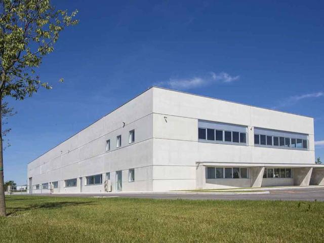 Locale Commerciale in vendita a Arzano, Campania
