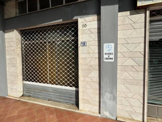 Locale Commerciale in vendita a Frosinone, Lazio