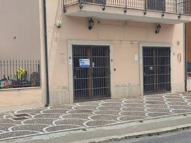 Locale Commerciale in vendita a Frosinone, Lazio