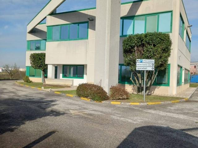 Locale Commerciale in vendita a Frosinone, Lazio