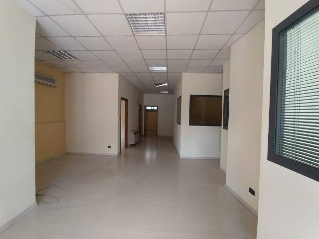Locale Commerciale in vendita a Frosinone, Lazio