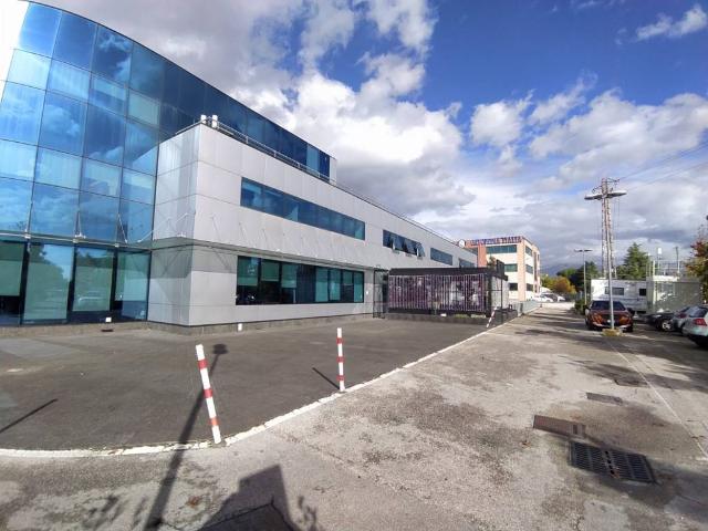 Locale Commerciale in vendita a Frosinone, Lazio