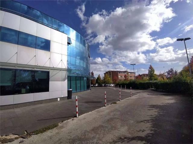 Locale Commerciale in vendita a Frosinone, Lazio