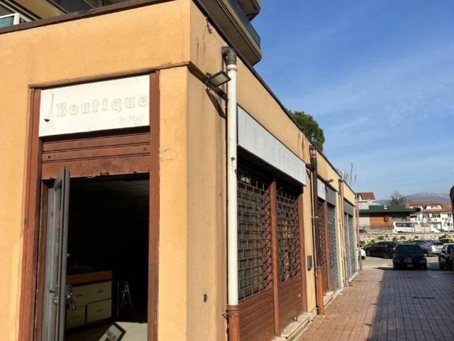 Locale Commerciale in vendita a Frosinone, Lazio