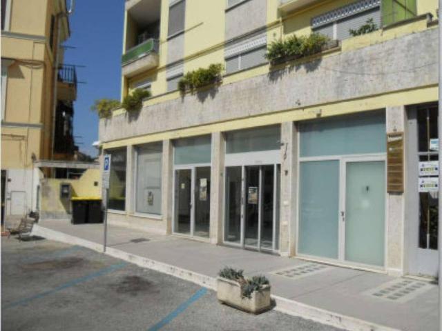 Locale Commerciale in vendita a Centro Storico, Frosinone