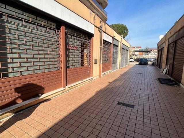Locale Commerciale in vendita a Frosinone, Lazio