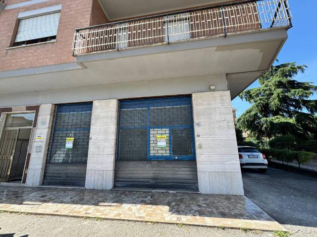 Locale Commerciale in vendita a Frosinone, Lazio