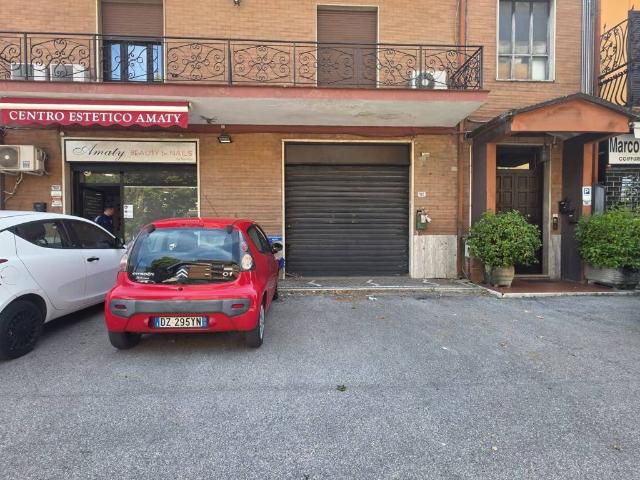 Locale Commerciale in vendita a Frosinone, Lazio