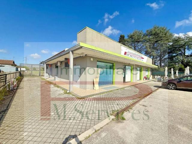 Locale Commerciale in vendita a Frosinone, Lazio