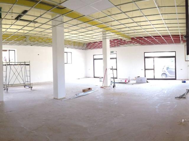 Locale Commerciale in vendita a Frosinone, Lazio