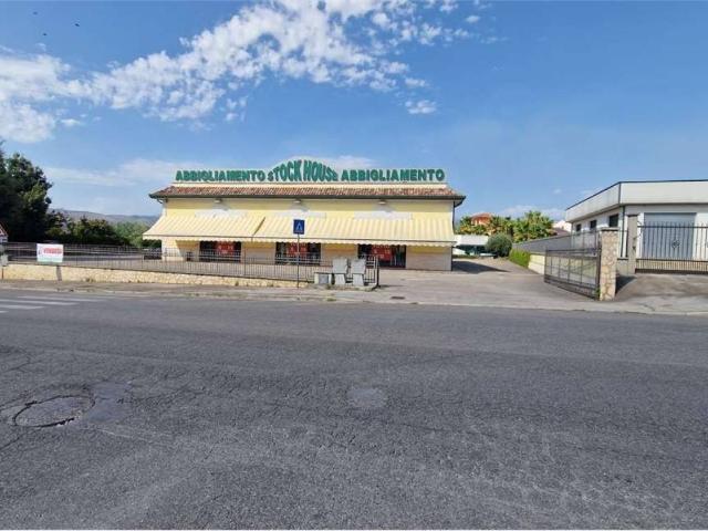 Locale Commerciale in vendita a Frosinone, Lazio