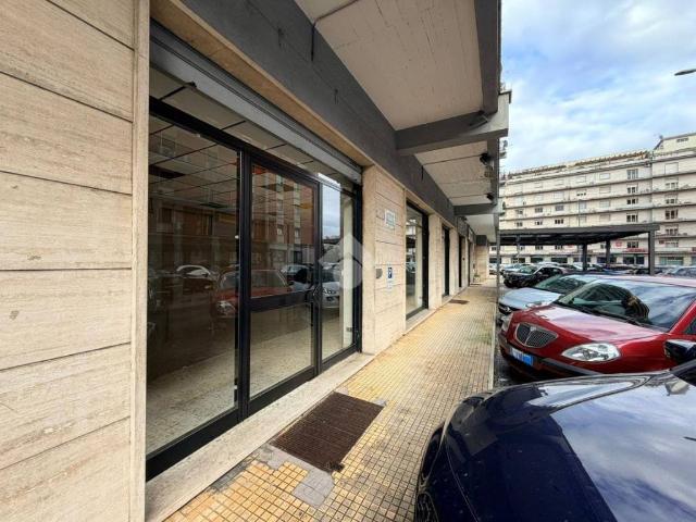 Locale Commerciale in vendita a Frosinone, Lazio