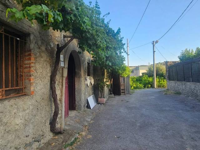Locale Commerciale in vendita a Grotte, Furci Siculo