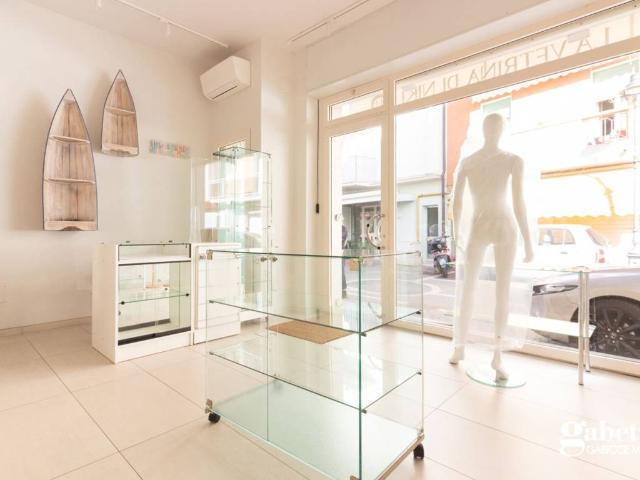 Locale Commerciale in vendita a Marche, Pesaro E Urbino